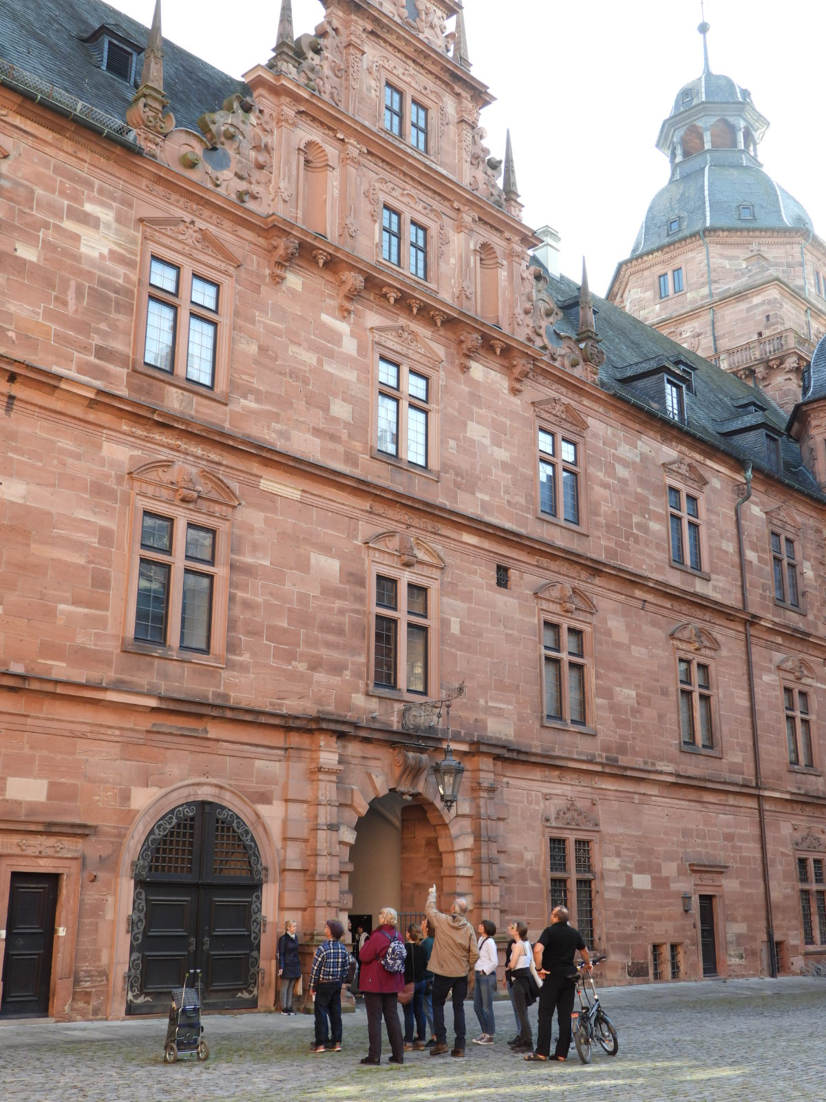 vor dem Schloss Johannisburg